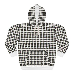 Op de afbeelding: Witte hoodie met een herhalend patroon van kleurrijke, abstracte gezichten.
