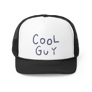 Puede incluir: Una gorra de camionero negra y blanca con un panel frontal blanco y una parte trasera de malla negra. El panel frontal tiene las palabras "COOL GUY" escritas en azul.