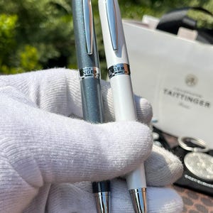 TAITTINGER Set regalo esclusivo per champagne: penne, gemelli e portachiavi con emblema dei Comtes de Champagne immagine 2