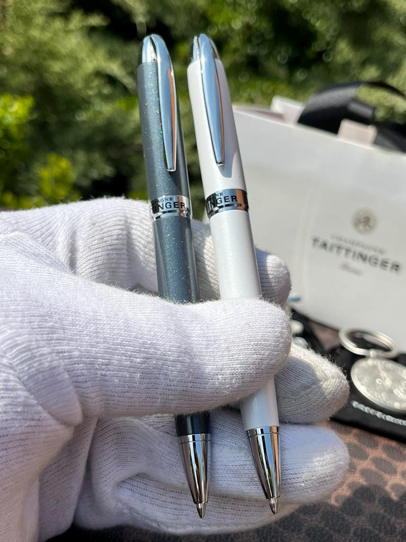 TAITTINGER Set regalo esclusivo per champagne: penne, gemelli e portachiavi con emblema dei Comtes de Champagne immagine 2