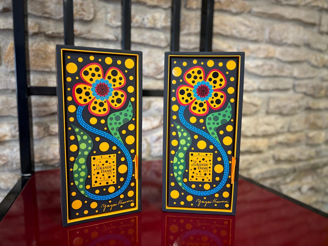 草間彌生によるヴーヴ・クリコ・ミレジム用の「ラ グランダム」空の