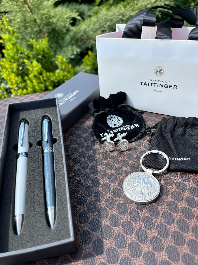 TAITTINGER Set regalo esclusivo per champagne: penne, gemelli e portachiavi con emblema dei Comtes de Champagne immagine 14