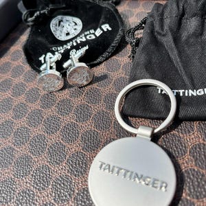 TAITTINGER Set regalo esclusivo per champagne: penne, gemelli e portachiavi con emblema dei Comtes de Champagne immagine 7