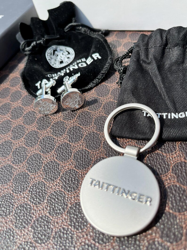 TAITTINGER Set regalo esclusivo per champagne: penne, gemelli e portachiavi con emblema dei Comtes de Champagne immagine 7
