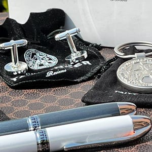 TAITTINGER Set regalo esclusivo per champagne: penne, gemelli e portachiavi con emblema dei Comtes de Champagne immagine 11