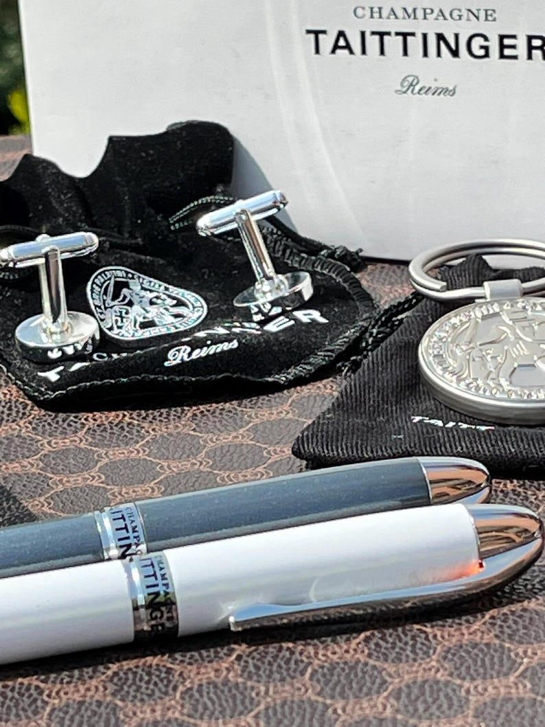 TAITTINGER Set regalo esclusivo per champagne: penne, gemelli e portachiavi con emblema dei Comtes de Champagne immagine 11