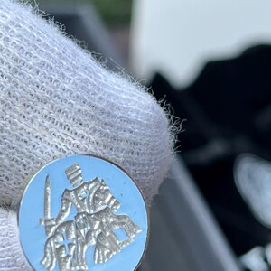 TAITTINGER Set regalo esclusivo per champagne: penne, gemelli e portachiavi con emblema dei Comtes de Champagne immagine 5