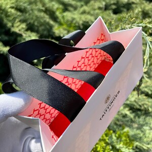 TAITTINGER Set regalo esclusivo per champagne: penne, gemelli e portachiavi con emblema dei Comtes de Champagne immagine 10
