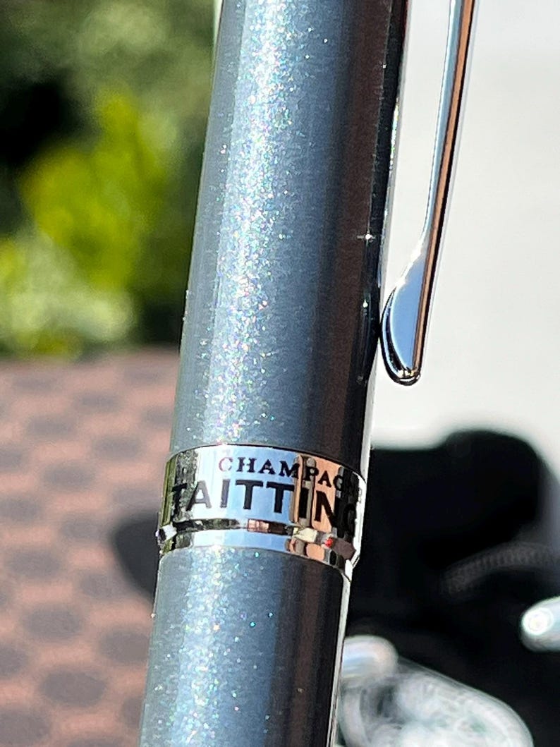 TAITTINGER Set regalo esclusivo per champagne: penne, gemelli e portachiavi con emblema dei Comtes de Champagne immagine 3