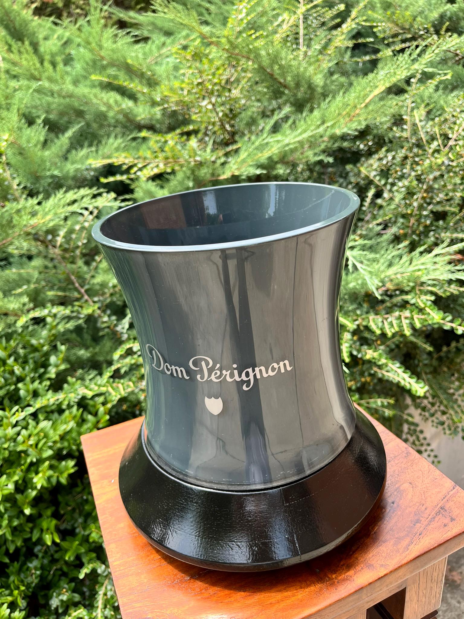 改装されたドン・ペリニヨンのプラスチック製ドリンククーラー、木製