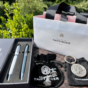 TAITTINGER Set regalo esclusivo per champagne: penne, gemelli e portachiavi con emblema dei Comtes de Champagne immagine 1