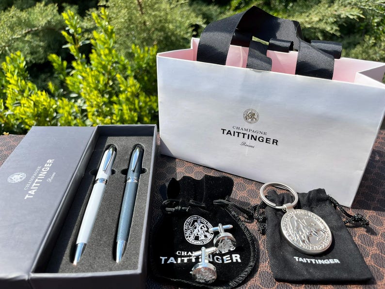 TAITTINGER Set regalo esclusivo per champagne: penne, gemelli e portachiavi con emblema dei Comtes de Champagne immagine 1