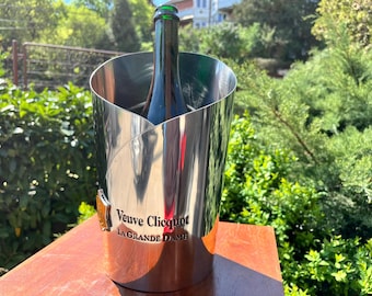 Enfriador de champán VEUVE CLICQUOT “La Grande Dame” de acero pulido – Emblema de ancla amarilla esmaltada, sin usar, listo para regalar.