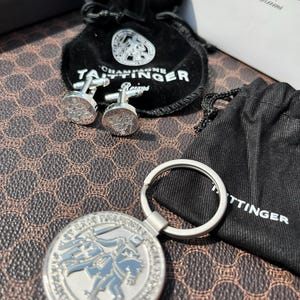 TAITTINGER Set regalo esclusivo per champagne: penne, gemelli e portachiavi con emblema dei Comtes de Champagne immagine 9