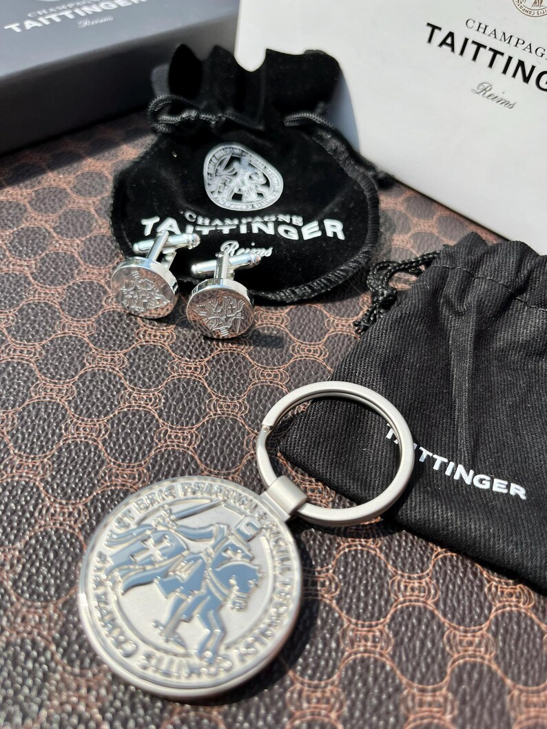 TAITTINGER Set regalo esclusivo per champagne: penne, gemelli e portachiavi con emblema dei Comtes de Champagne immagine 9