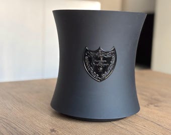 Cubitera para champán DOM PÉRIGNON – Escudo de metal negro, diseño de Martin Szekely