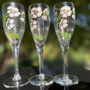 エミール・ガレがデザインした象徴的な日本のアネモネのモチーフが描か