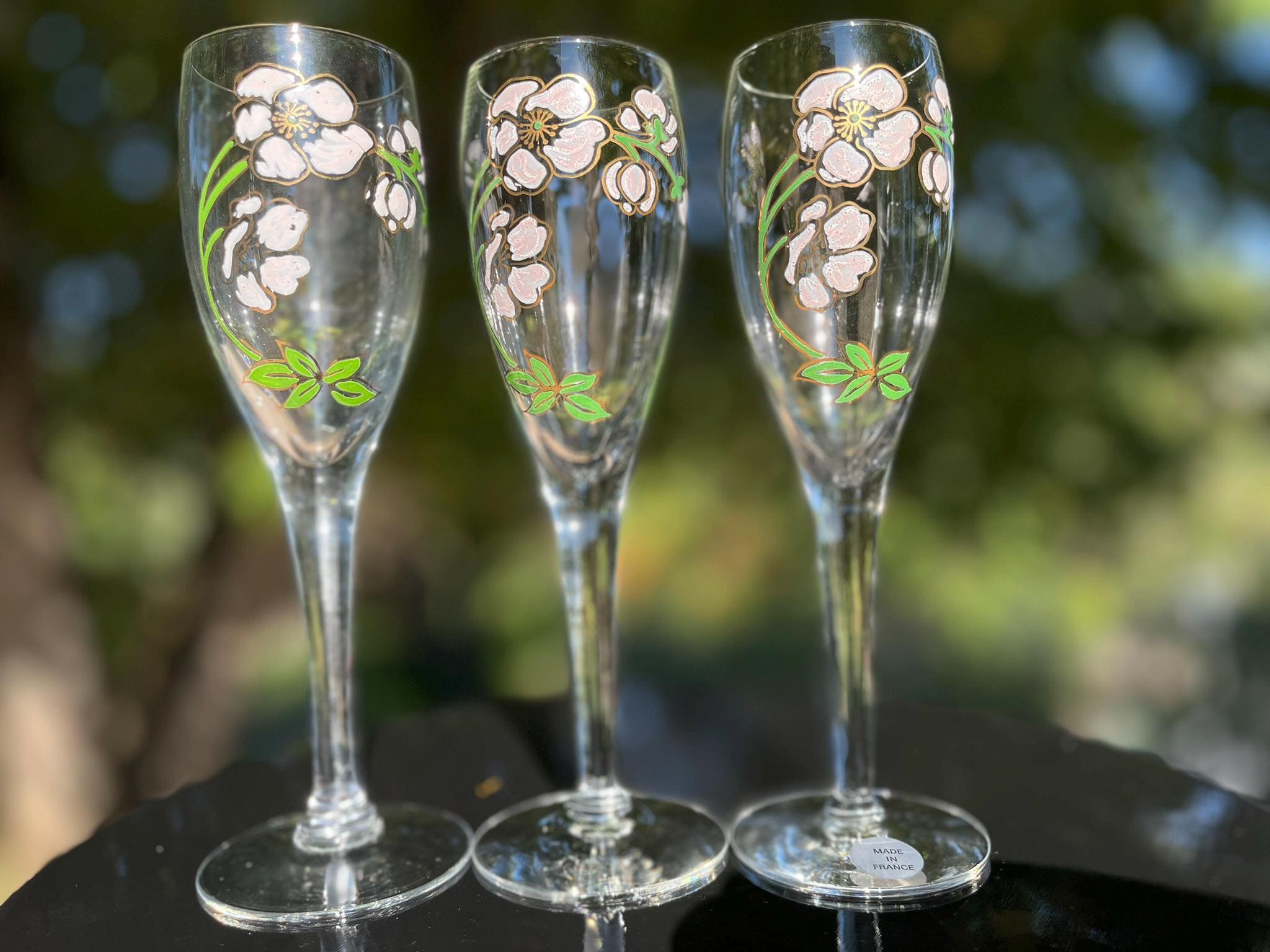 エミール・ガレがデザインした象徴的な日本のアネモネのモチーフが描か