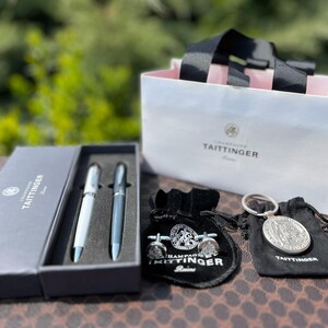 TAITTINGER Set regalo esclusivo per champagne: penne, gemelli e portachiavi con emblema dei Comtes de Champagne immagine 12