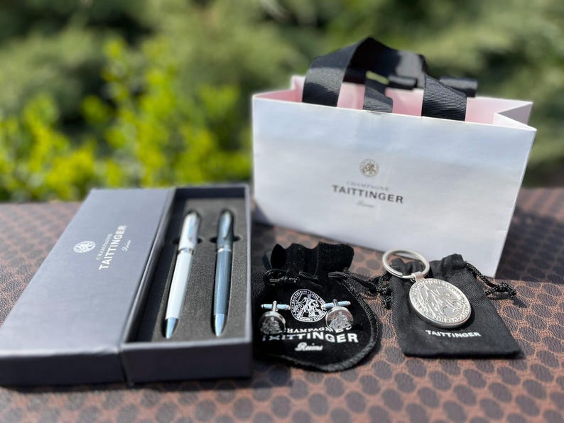 TAITTINGER Set regalo esclusivo per champagne: penne, gemelli e portachiavi con emblema dei Comtes de Champagne immagine 12