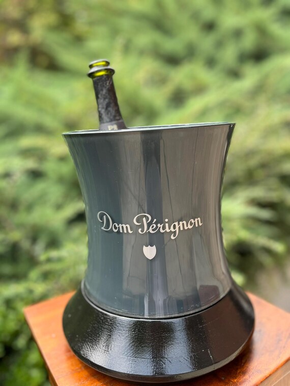 ドンペリ　クーラー　アイスクーラー 改装されたドン・ペリニヨンのプラスチック製ドリンククーラー、木製