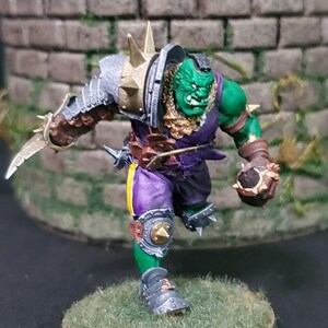 Handgemalter 3D Gedruckter Fußballer Ork - 32 mm Tabletop Miniatur