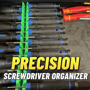 Puede incluir: Un cajón lleno de destornilladores negros y azules, organizados en soportes verdes. La imagen incluye el texto "PRECISION SCREWDRIVER ORGANIZER" en amarillo y blanco. También se ven varios destornilladores rojos y amarillos.