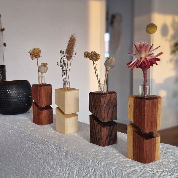 Zweistöckige Blumenvase aus Holz - Ein Holzkörper wird durch einen Einsatz zur Vase -Zur Verwendung mit lebenden Pflanzen oder Trockenblumen
