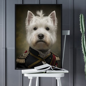 Peut inclure: Un portrait encadr&eacute; d'un chien West Highland White Terrier blanc portant un uniforme militaire. Le portrait est accroch&eacute; &agrave; un mur gris avec une plante de cactus en pot &agrave; droite.