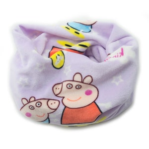 Puede incluir: Cuello de forro polar morado con un patrón repetido de cerdos de dibujos animados y estrellas. Los cerdos llevan ropa roja, naranja y amarilla.