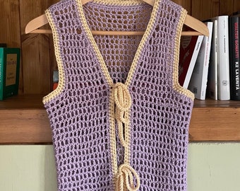 Gilet lilas avec rubans