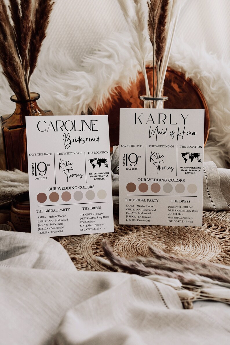 Peut inclure: Deux cartes blanches avec du texte noir annon&ccedil;ant le mariage de Kellie et Thomas. Les cartes listent la f&ecirc;te nuptiale, les d&eacute;tails de la robe et les couleurs du mariage. Les cartes sont sur une surface en osier brun avec de l'herbe de la pampa s&eacute;ch&eacute;e.