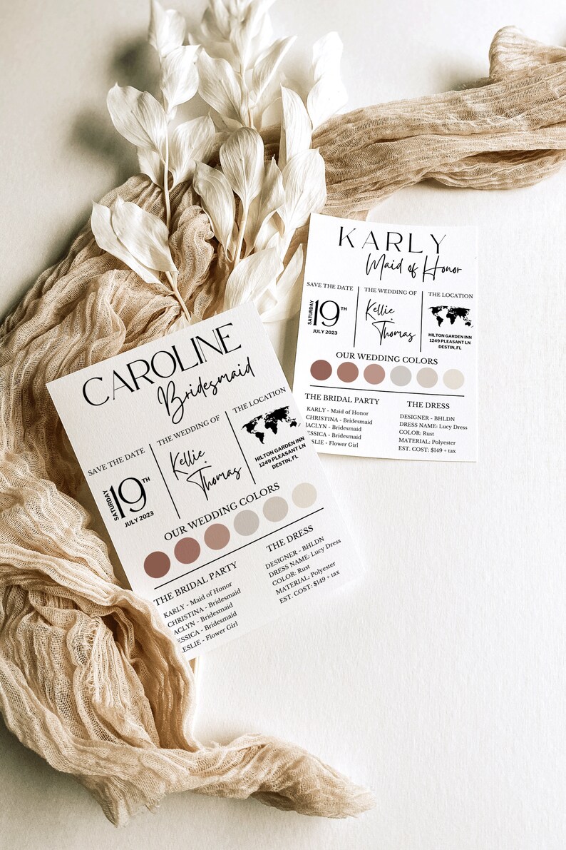 Peut inclure: Deux cartes blanches avec du texte noir annon&ccedil;ant un mariage. La carte du haut indique "Karly Maid of Honor" et la carte du bas indique "Caroline Bridesmaid". Les deux cartes indiquent la date du mariage, les noms des mari&eacute;s, le lieu du mariage et une palette de couleurs.