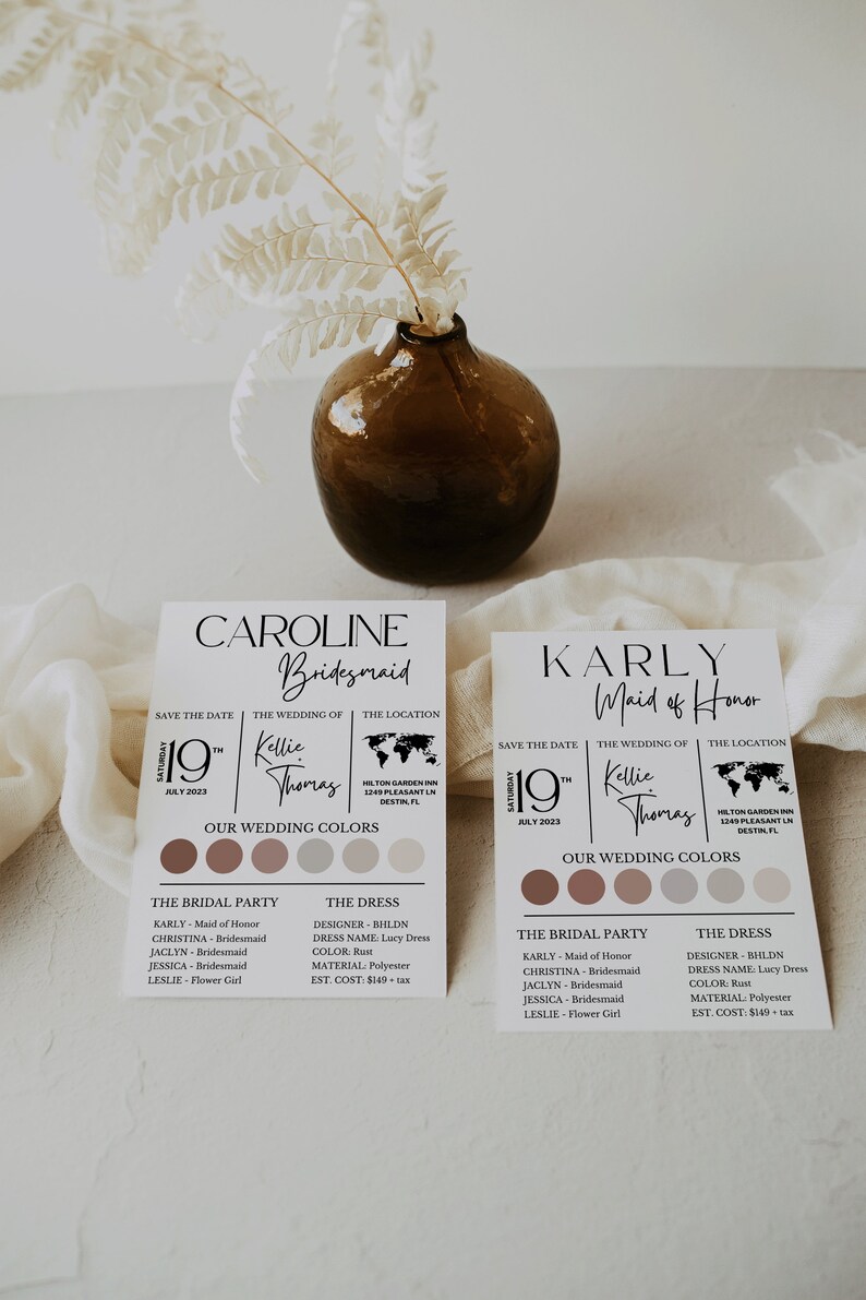 Peut inclure: Deux cartes d'invitation de mariage avec un fond blanc et du texte noir. Les cartes sont pour une demoiselle d'honneur et une t&eacute;moin. Les cartes comprennent la date, les noms des mari&eacute;s, le lieu et les couleurs du mariage. Les cartes comprennent &eacute;galement une liste des membres de la f&ecirc;te nuptiale et des informations sur la robe.