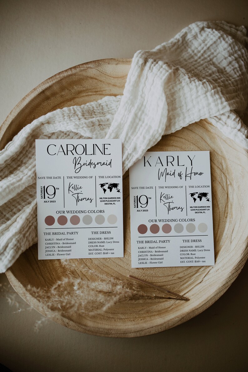 Peut inclure: Deux cartes de demoiselle d'honneur de mariage avec les noms Caroline et Karly. Les cartes sont blanches avec du texte noir et pr&eacute;sentent une ic&ocirc;ne de carte du monde, une date et une liste des membres de la f&ecirc;te nuptiale. Les cartes comprennent &eacute;galement une section pour les d&eacute;tails de la robe, y compris le cr&eacute;ateur, le nom de la robe, la couleur, le mat&eacute;riau et le co&ucirc;t estim&eacute;.