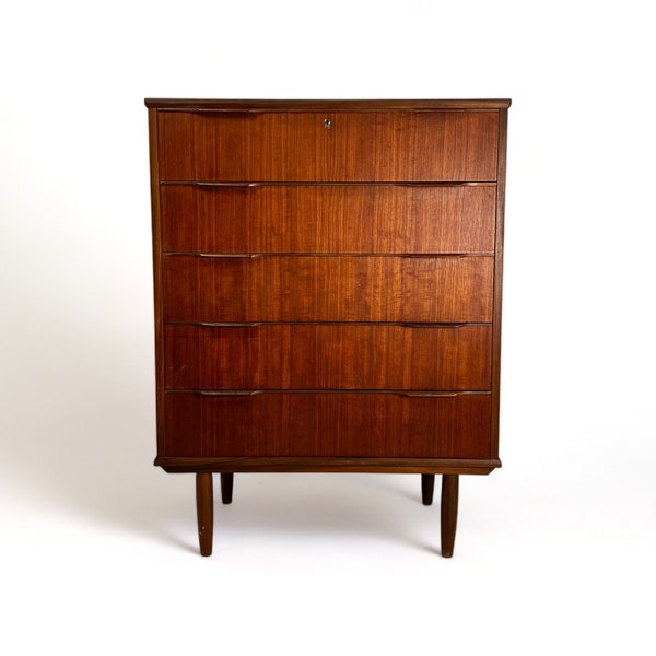 Mid Century Modern large chest of drawers with 5 drawers, teak sideboard cabinet from the 50s, 60s, 70s.