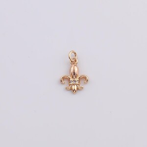 Dije de flor de lis pequeña bañada en oro de 18 quilates, 13 x 10 mm, para pulsera, collar, colgante, dijes minimalistas, pavé de circonitas, estilo francés de Nueva Orleans.