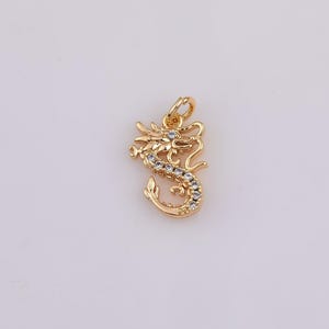 Ciondolo a forma di drago riempito in oro 18 carati, drago cinese, portafortuna, 10 x 13 mm, ciondolo per collana, ciondolo minimalista con zirconi cubici.