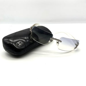 Chanel authentic Vintage 90s sunglasses with  quilted leather chanel case