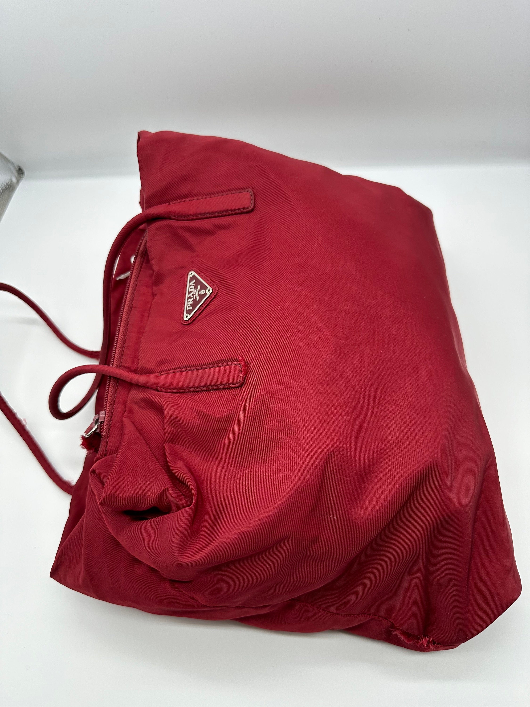 PRADA 赤 ナイロン バッグ Borsa in Tessuto Authentic Prada Red Tessuto Nylon Hobo Bag with Leather