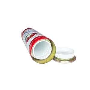 Puede incluir: Una lata roja y blanca con un gr&aacute;fico de cereza y el texto "Air Freshener Cherry" y "Net Wt 12.5 oz (354g)". La lata est&aacute; abierta y la tapa est&aacute; quitada. La lata es un contenedor de almacenamiento secreto.