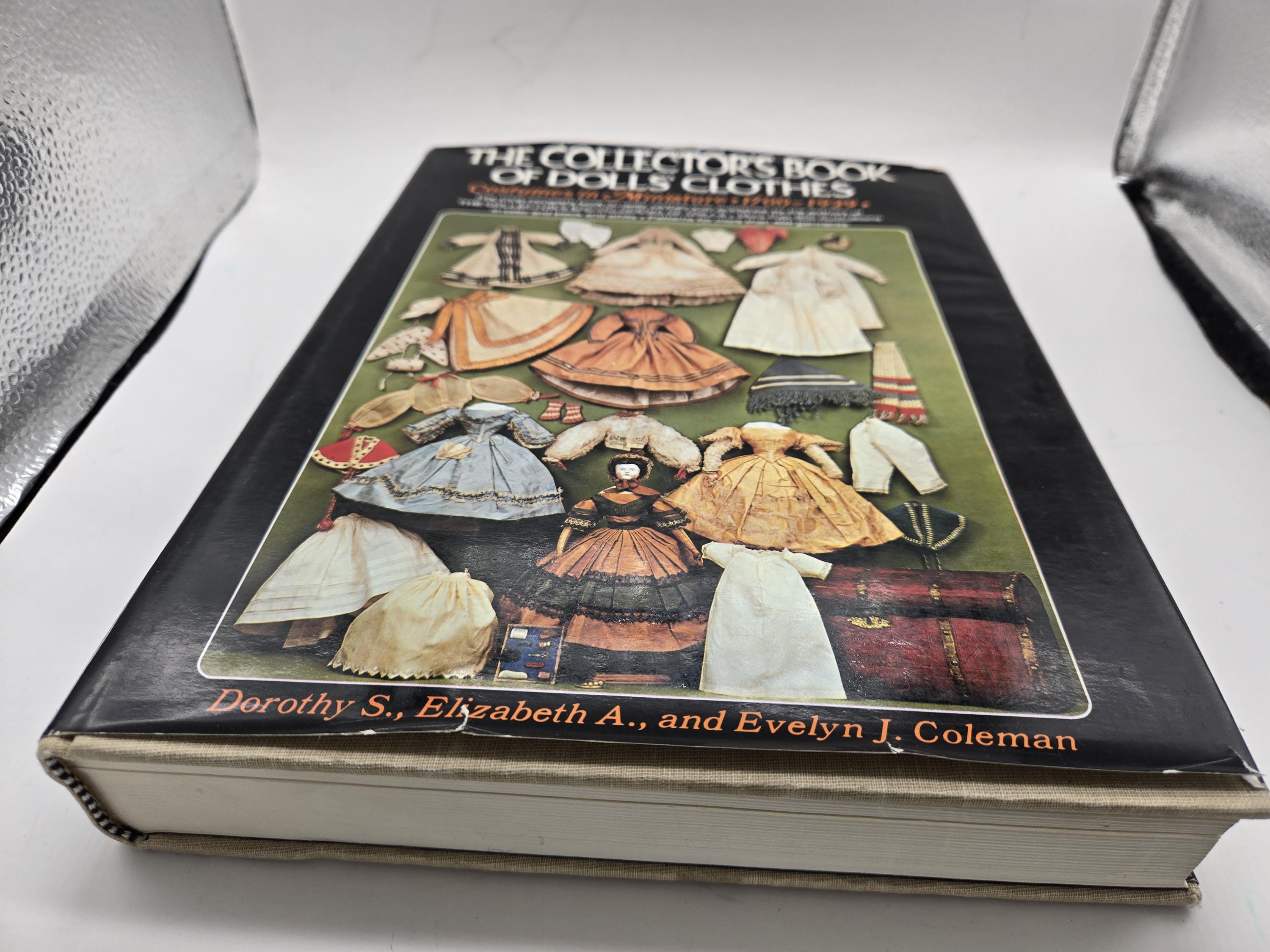 洋書 the collectors book of dolls clothes Collector's Book of Dolls' Clothes: Costumes in Miniature, 1700