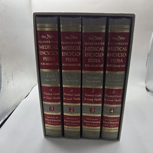 以下が含まれることがあります： マッチするグレーのケースに収められた「The New Illustrated Medical Encyclopedia for Home Use」の4巻セット。マルーンとグレーの各背表紙には、金色の文字、1から4までの巻数、編集者の名前が記されています。