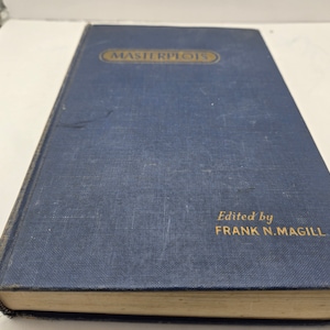 Könnte beinhalten: Ein Vintage-Hardcover-Buch mit dem Titel "MASTERPLOTS" in einem dunkelblauen Einband. Der Buchtitel befindet sich in einem goldenen Oval auf dem Einband. Der Text "Edited by FRANK N. MAGILL" ist in Gold auf dem Einband gedruckt.