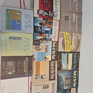 Lote de 14 livros da Enciclopédia Britânica do Ano HC VTG com sobrecapas