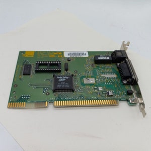 Puede incluir: Una tarjeta de red verde 3Com EtherLink III con un conector de 15 pines y un conector RJ-45. La tarjeta tiene un chip con la etiqueta "RealTek 8139" y el texto "3Com EtherLink III" impreso en ella.