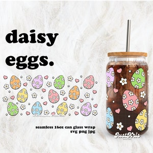 Puede incluir: Un patrón sin costuras de huevos de margarita coloridos sobre un fondo blanco. El patrón se repite en una envoltura de lata de vidrio de 473 ml. El texto "daisy eggs." está en negrita negra. El texto "seamless 16oz can glass wrap svg png jpg" está en negro. El texto "JustPris Designs" está en negro.