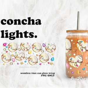 Puede incluir: Un diseño de envoltura de lata sin costuras de 473 ml con un patrón de pasteles concha coloridos con luces de cadena. El diseño se llama "concha lights" y solo está disponible para descargar en PNG.