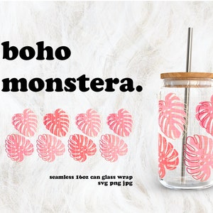 Puede incluir: Un vaso de vidrio transparente con tapa de madera y una pajita de metal. El vaso está decorado con un patrón de hojas de monstera rosas y blancas. El texto "boho monstera" está escrito en negro encima del vaso. El texto "seamless 16oz can glass wrap svg png jpg" está escrito debajo del vaso.