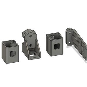 Peut inclure: Quatre composants mécaniques en métal gris sont disposés sur un fond blanc. Les composants comprennent deux pièces en forme de boîte avec des découpes carrées, une pièce avec une structure centrale et une base, et une pièce rectangulaire avec une extrémité arrondie.